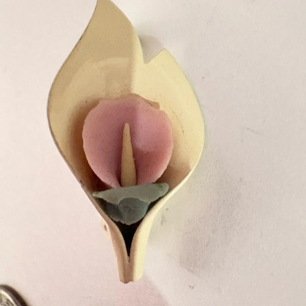 Vintage 1960s yellow and pink Calla Lily Floral Brooch in Soft Pastel Shades